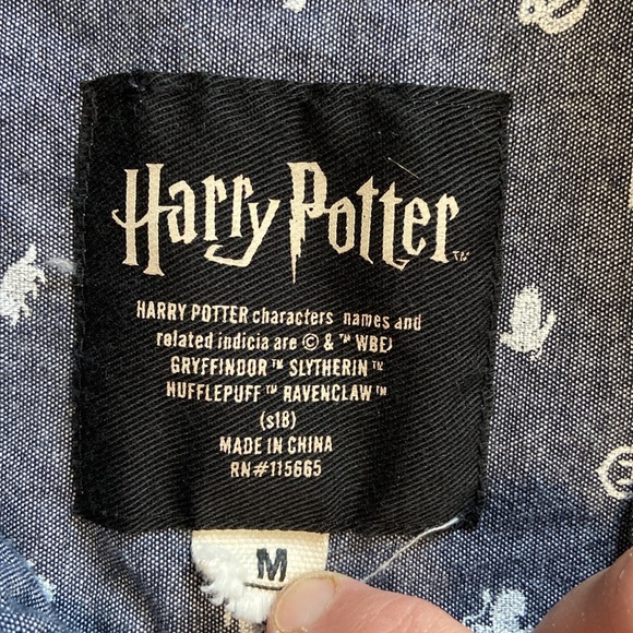 Warner Bros Hogwarts Short Sleeve Button Down Shirt Size Medium - Picture 6 of 8